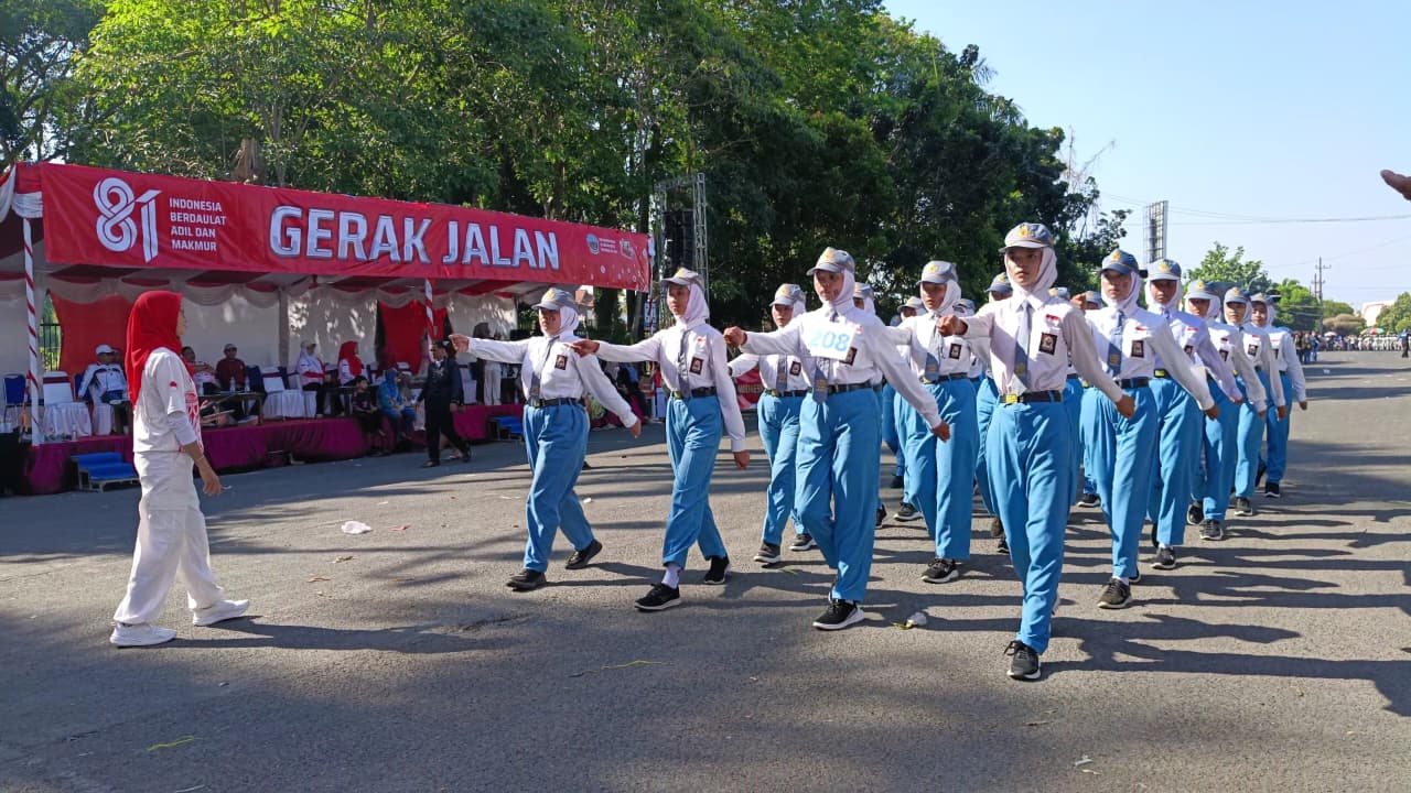 Semarak HUT RI ke-81, Siswa-Siswi SMKN 3 Bangkalan Ikuti Lomba Gerak Jalan
